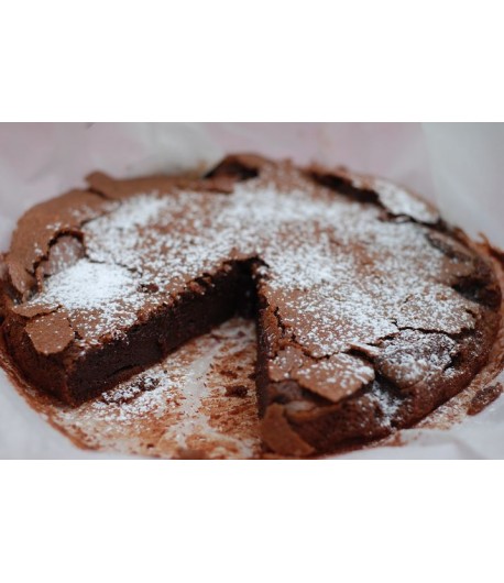 Un gâteau moelleux au chocolat à partager préparé sur commande et livré chez vous ou à Conakry
